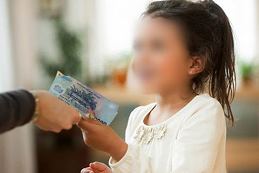 Anninhthudo.vn - Trẻ em có được phép bán tài sản cho người lớn?